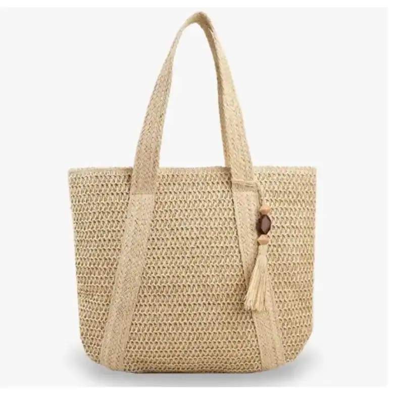 Grön virkad shoppingväska med tass och träkuglar, perfekt för strand eller dagutomhus.