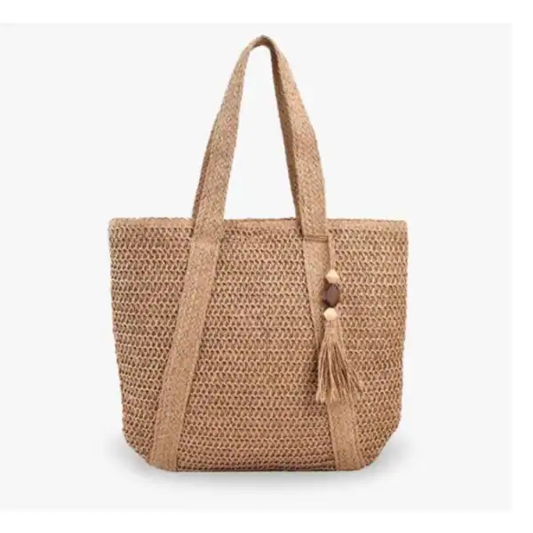 Grön virkad shoppingväska med tass och träkuglar, perfekt för sommar och strand.