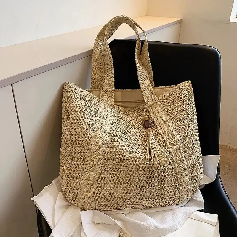 Grön virkad shoppingväska med tasslar och handtag, perfekt för sommar och strand.