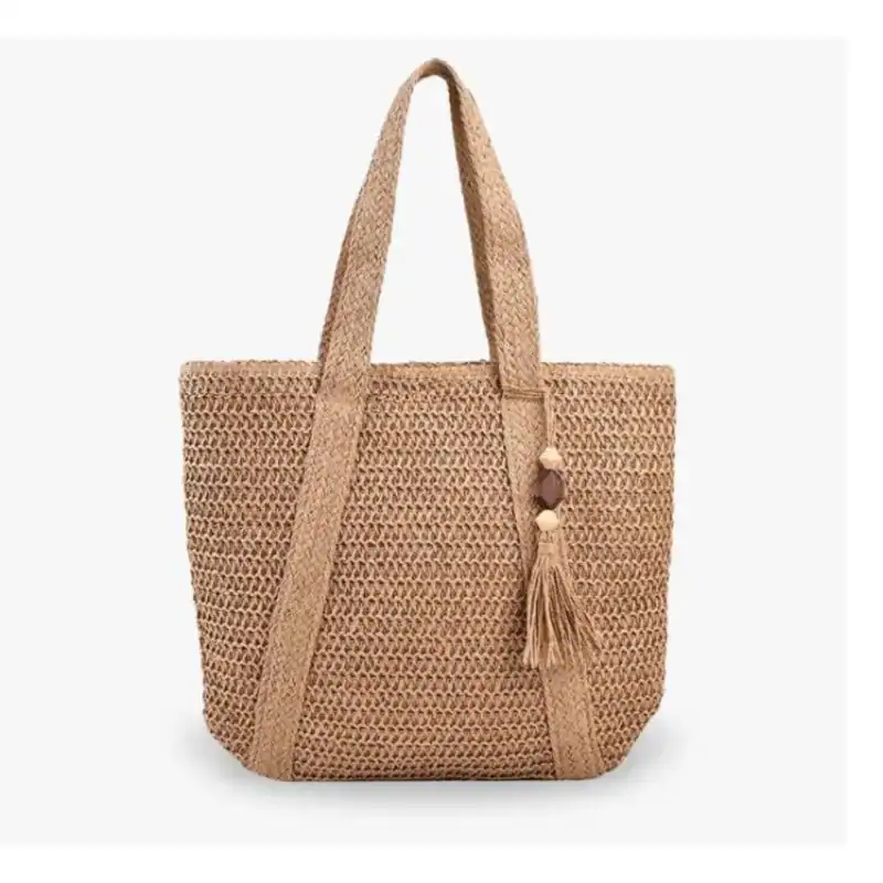 Grön virkad shoppingväska med tass och träkuglar, perfekt för sommar och strand.
