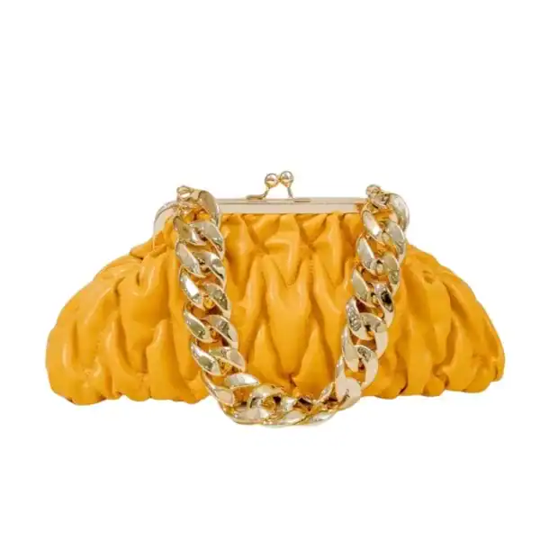 Gul clutch med kedja, rörd handväska med guld kedja och metallklem.