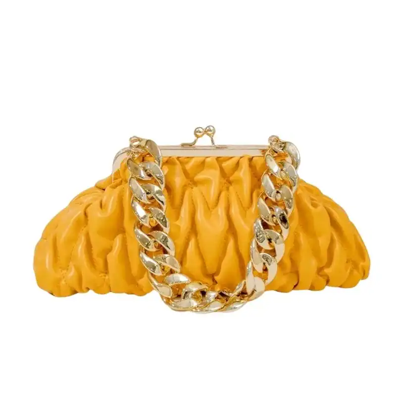 Gul clutch med kedja, rörd handväska med guld kedja och metallklem.