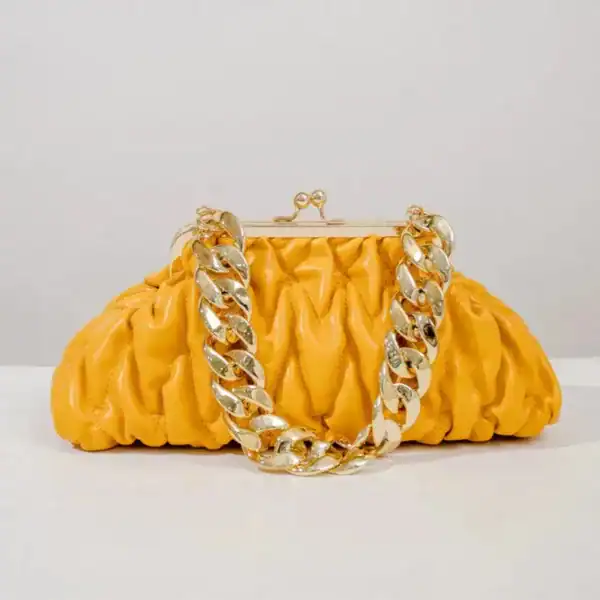 Gul clutch med kedja, rördesign, modeaccessoarer, kvällsäsk, modehandväska.