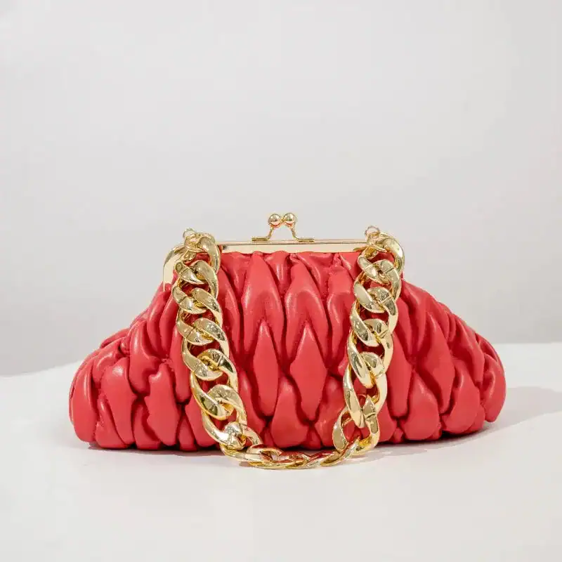 Röd clutch med gyllene kedja och plissétextur.