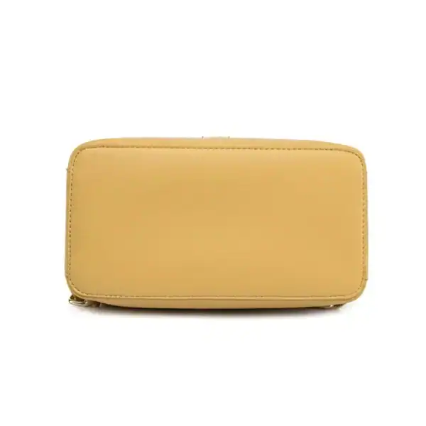 Gul ryggsäck, minimalistisk design med guld dragkedja.