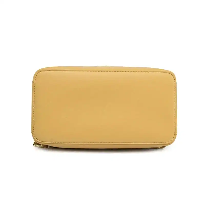 Gul ryggsäck, minimalistisk design med guld dragkedja.