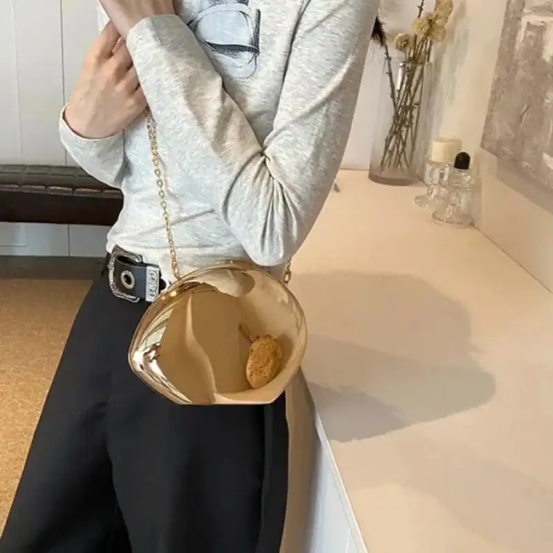 Guld clutch med kedja, modeaccessoarer för kvinnor, elegant axelväska.