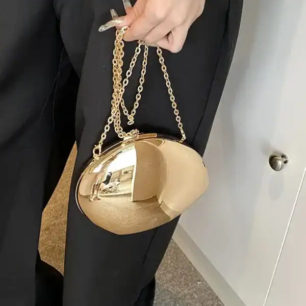 Guld clutch med kedja, elegant och trendig axelväska för kvällsarrangemang.