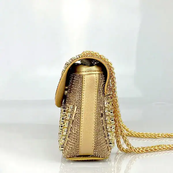 Guld kuvertväska med strass och kedjehandtag, eleganta damväska för fest.
