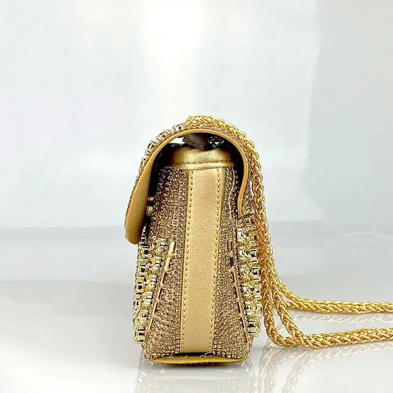 Guld kuvertväska med strass och kedjehandtag, eleganta damväska för fest.