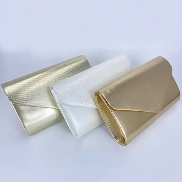 Guld satinclutch i guld och vit, elegant klädselplånbok för fest.