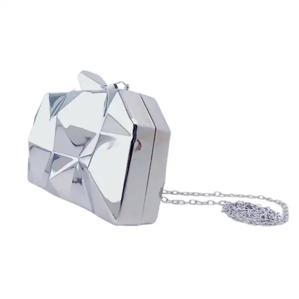 Guldig geometrisk clutch med silverfärgad kedja och spegelglans.