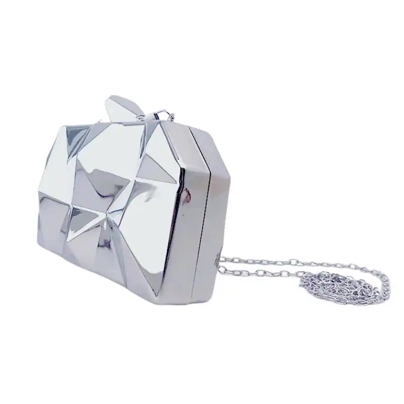 Guldig geometrisk clutch med silverfärgad kedja och spegelglans.