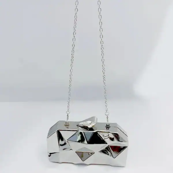 Guldig geometrisk clutch med kedja, perfekt för fest och kväll.