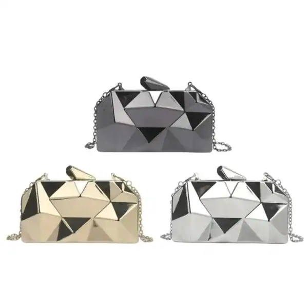 Guldig geometrisk clutch i guld, silver och svart med kedja.