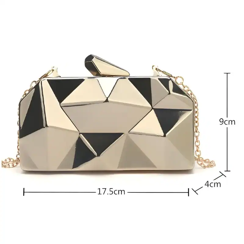 Guldig geometrisk clutch med kedja, perfekt för kvällsklänningar.