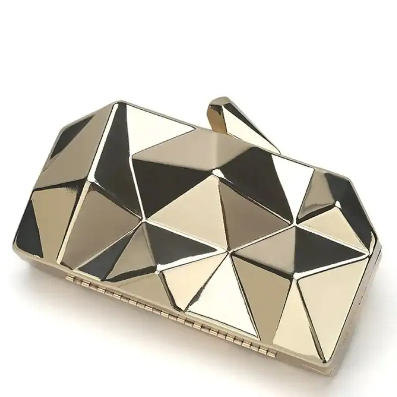 Guldig geometrisk clutch med triangulär mönster och metallisk finish.