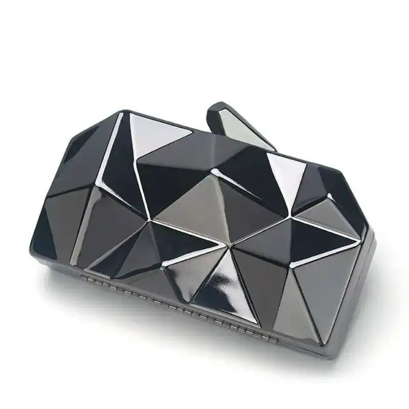 Guldig geometrisk clutch i svart med glittrande triangulär mönster.