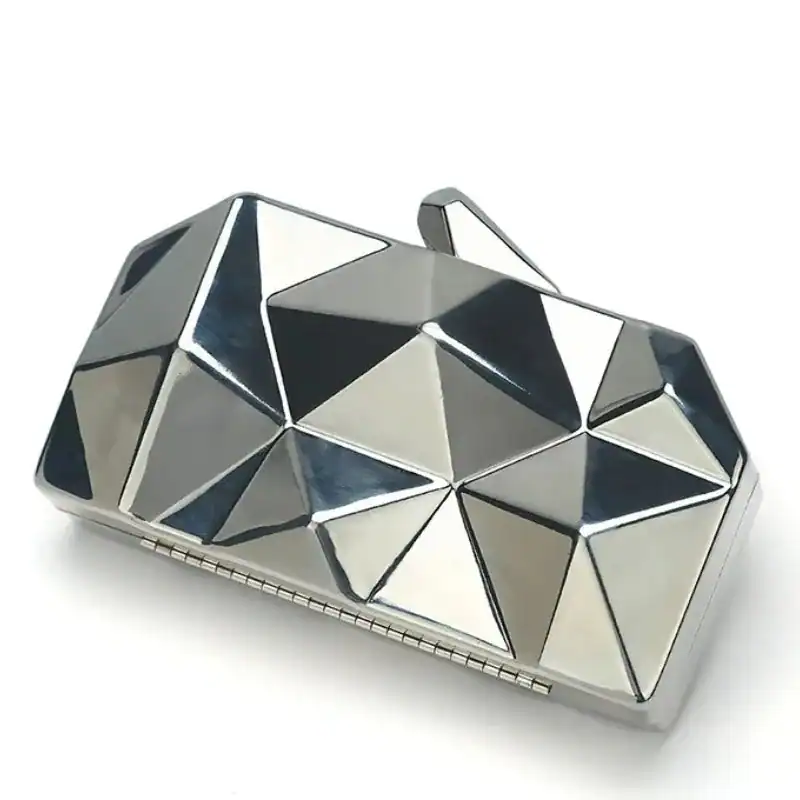 Guldig geometrisk clutch med spegelglans och trekantmönster.
