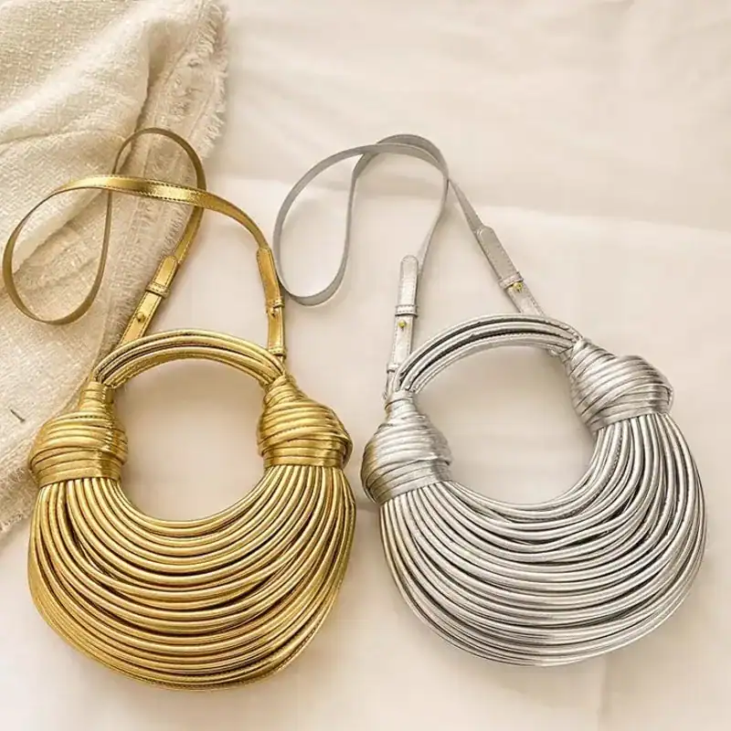 Guldig och silverfärgad knuten väska med band, modeaccessoarer för kvinnor.