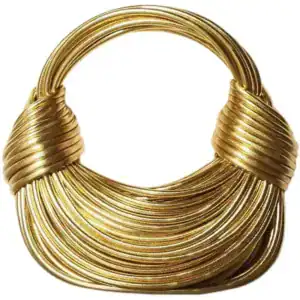 Guldig knuten väska med elegant, runt handtag och glittrande guldtonad yta.
