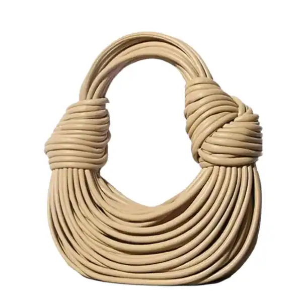 Guldig knuten väska i beige, designad med flerfaldiga snöre och eleganta knutar.