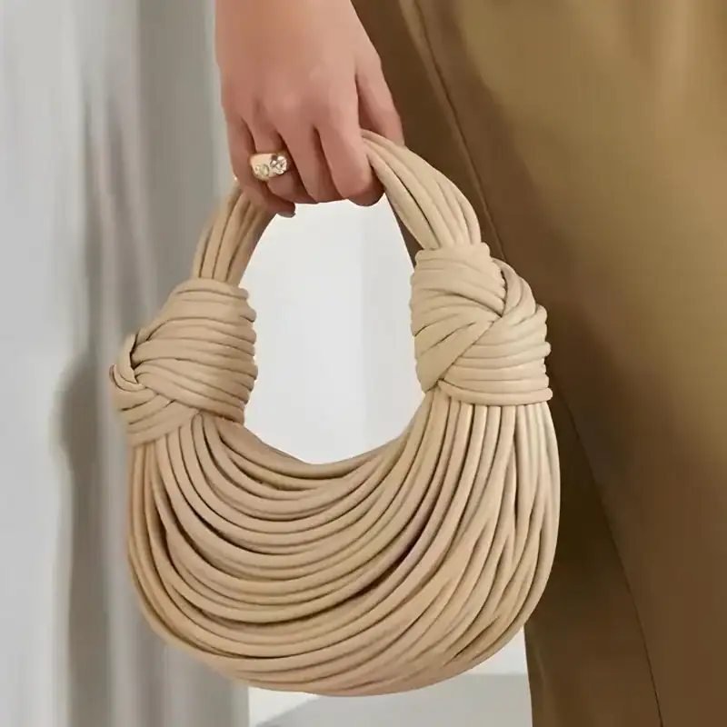 Guldig knuten väska i beige, handgjord axelväska med knutad handtag.