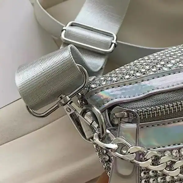 Guldig midjeväska med strass och silverfärgad axelrem.