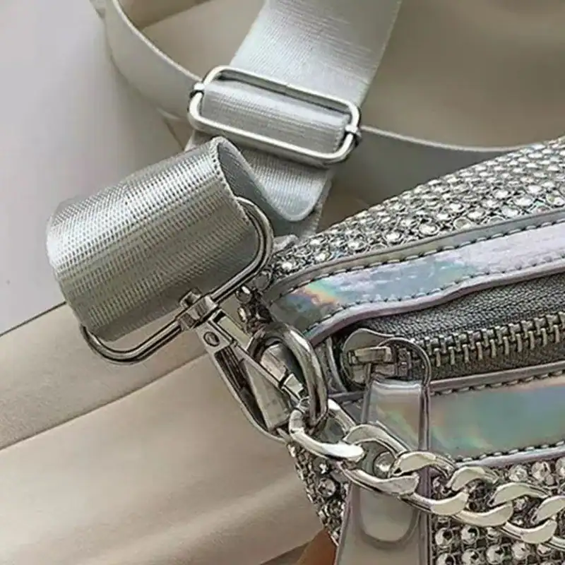 Guldig midjeväska med strass och silverfärgad axelrem.