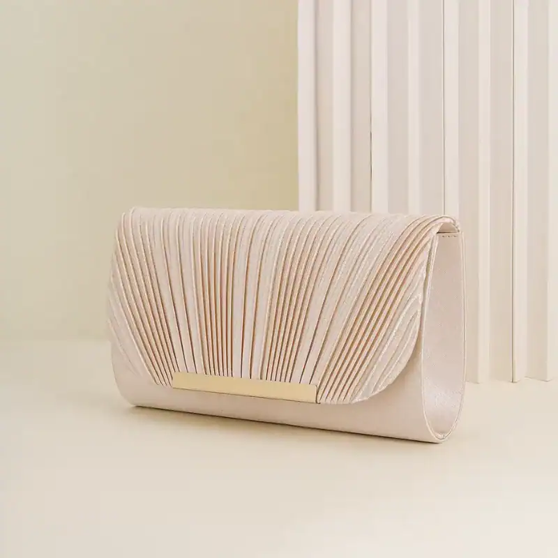 Guldig plisserad clutch i ljusrosa, elegant för kvällsklänning och fest.