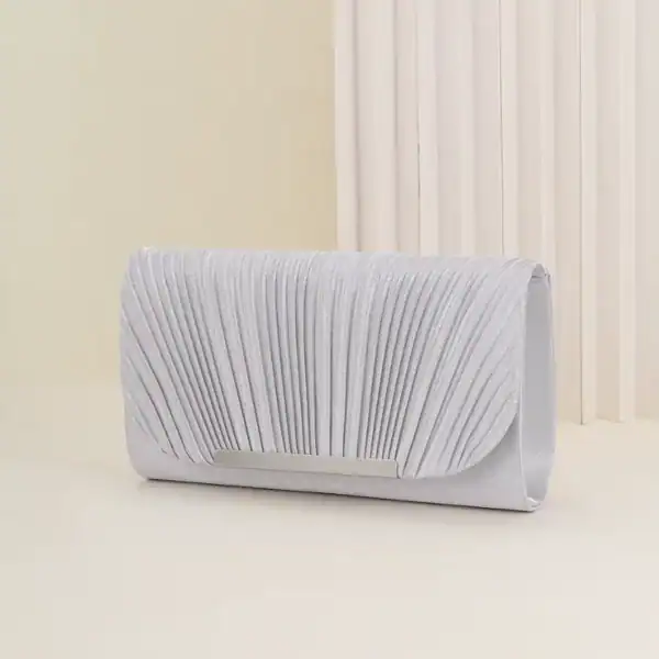 Guldig plisserad clutch i silverfärg, elegant för fest och kväll.