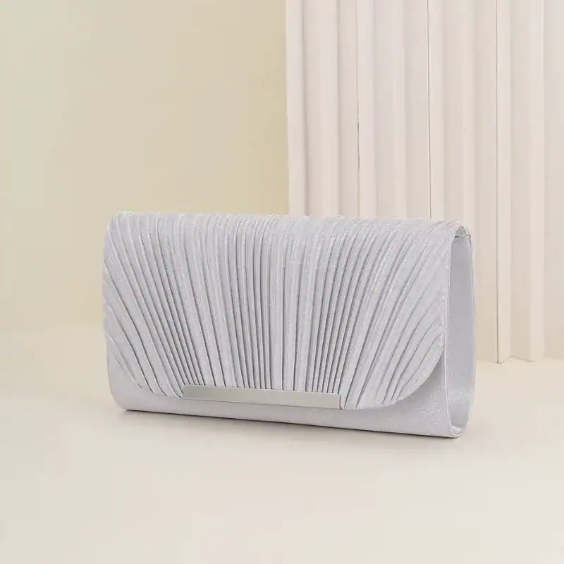 Guldig plisserad clutch i silverfärg, elegant för fest och kväll.