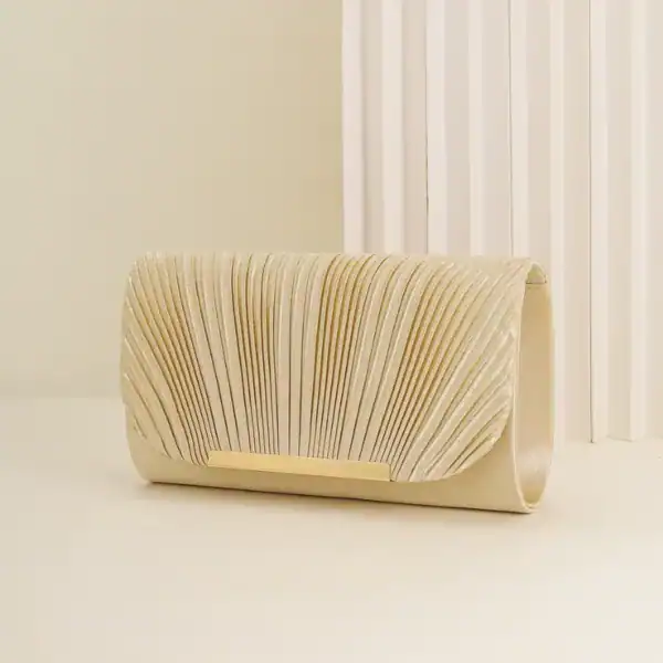 Guldig plisserad clutch med gyllene snäcklås och elegant design.