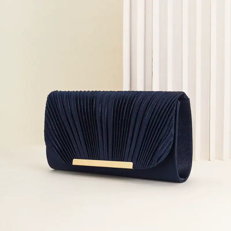 Guldig plisserad clutch i mörkblått med gyllene detaljer och eleganta rynkor.