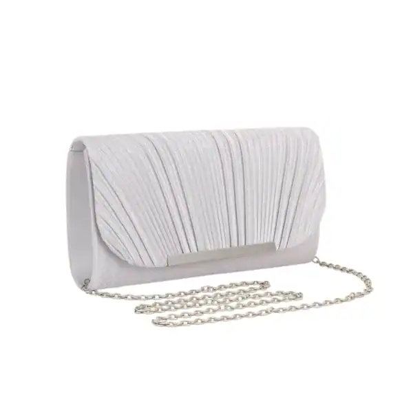 Guldig plisserad clutch med silverkedja, perfekt för festliga tillfällen.