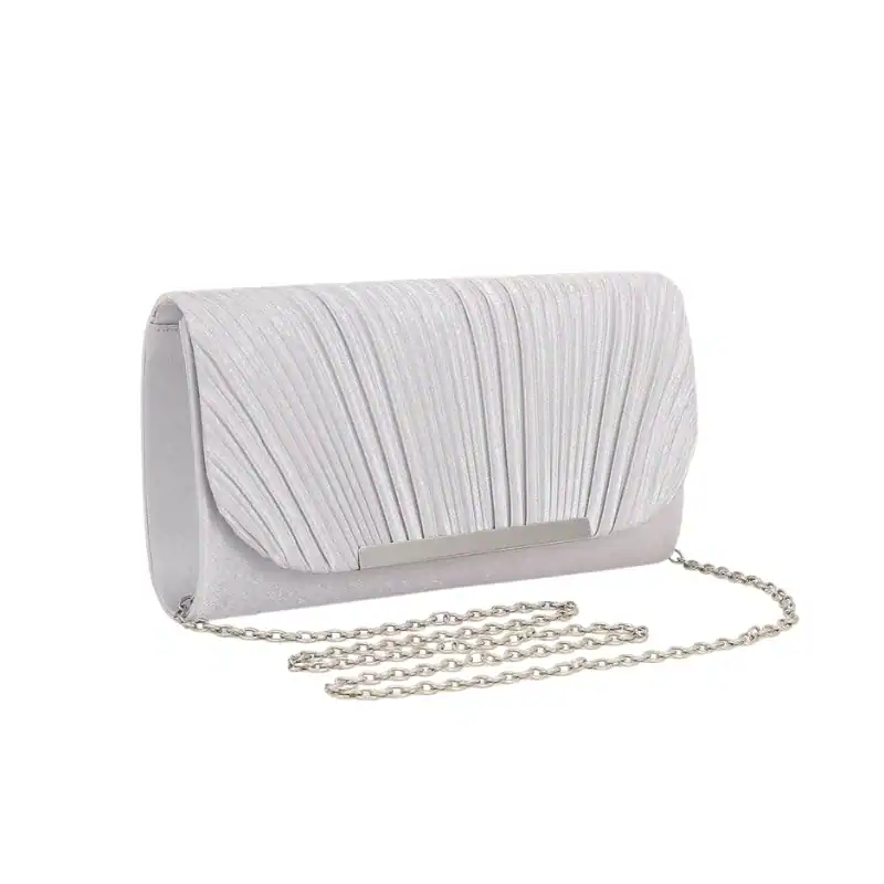 Guldig plisserad clutch med silverkedja, perfekt för festliga tillfällen.