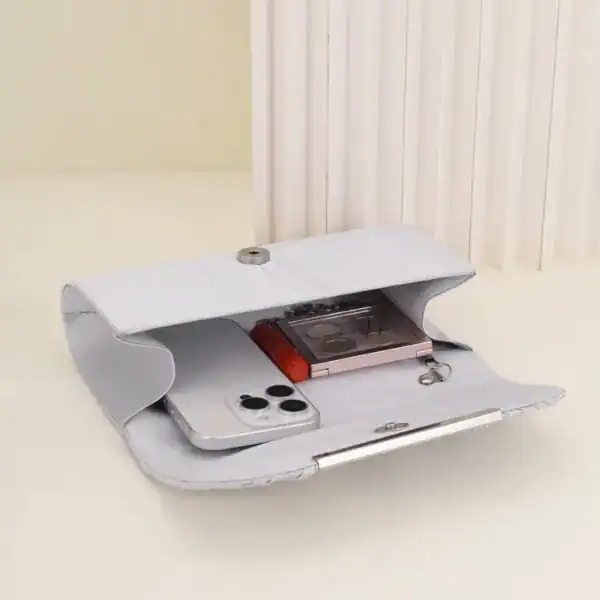Guldig plisserad clutch med mobil och kosmetik, elegant axelväska för kvinnor.