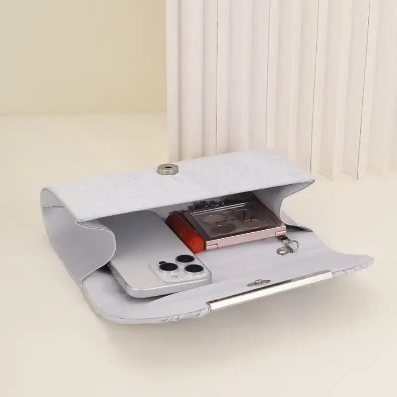 Guldig plisserad clutch med mobil och kosmetik, elegant axelväska för kvinnor.