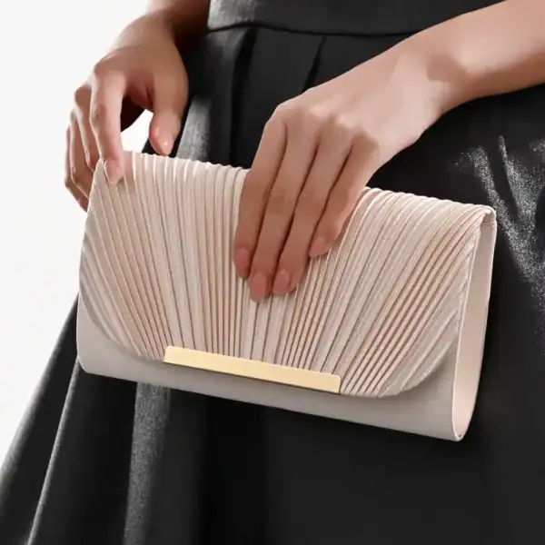 Guldig plisserad clutch i ljusrosa, elegant handväska med gyllene snabbficka.