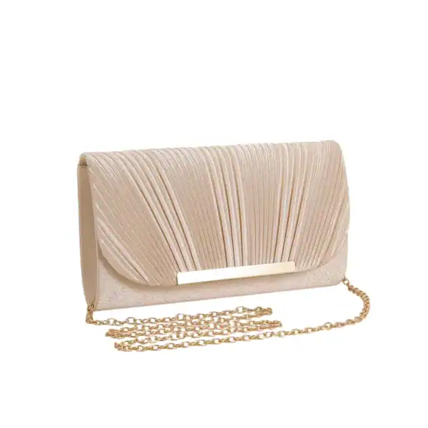 Guldig plisserad clutch med gyllene kedja och eleganta flikdesign.