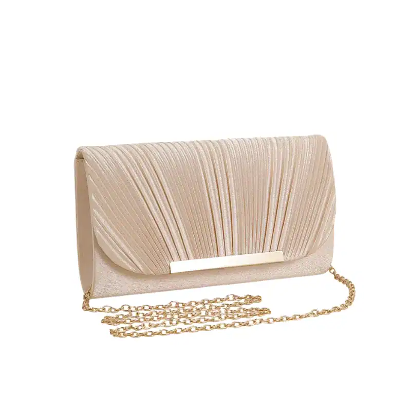 Guldig plisserad clutch med gyllene kedja och eleganta flikdesign.