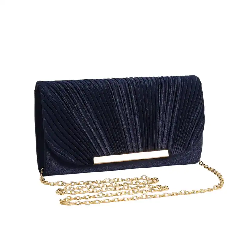 Guldig plisserad clutch i mörkblått med gyllene kedja och metallplatta.