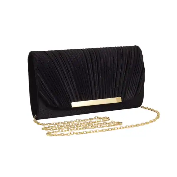 Guldig plisserad clutch i svart med gyllene kedja och metallplatta.