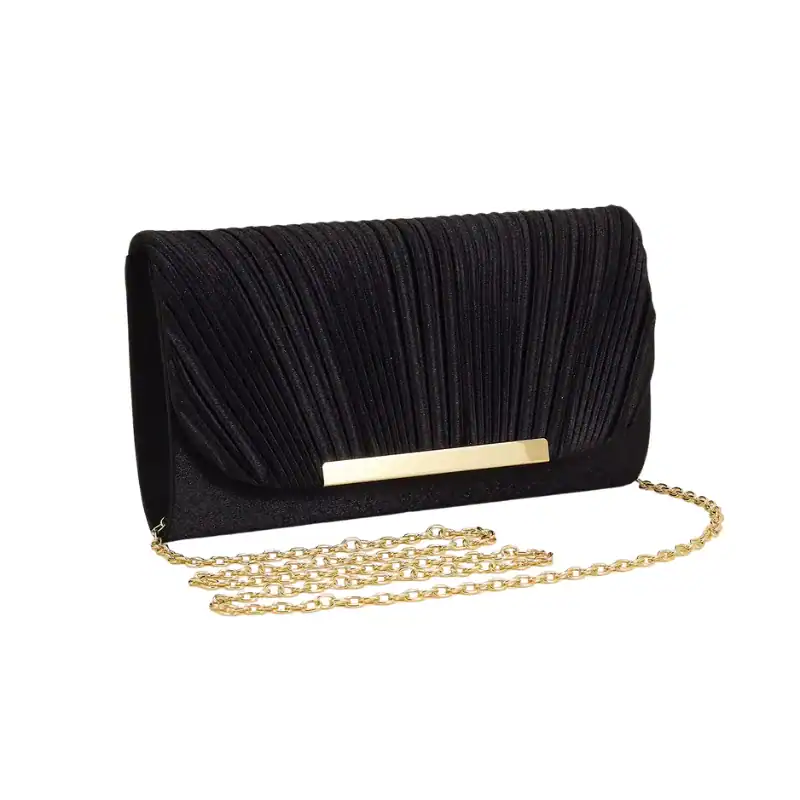 Guldig plisserad clutch i svart med gyllene kedja och metallplatta.