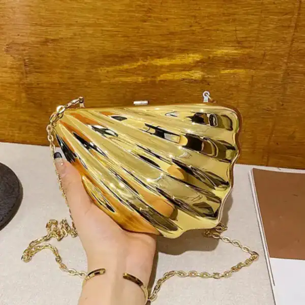 Guldig klänningväska med kedjehandtag, trendig och eleganta axelväska för kvällsklänning.