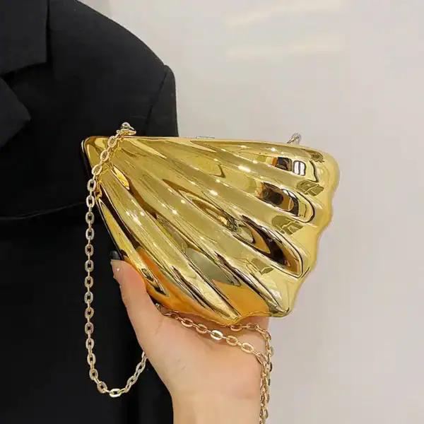 Guldig Axelväska med kedjehandtag, eleganta och trendig för kvällskläderna.