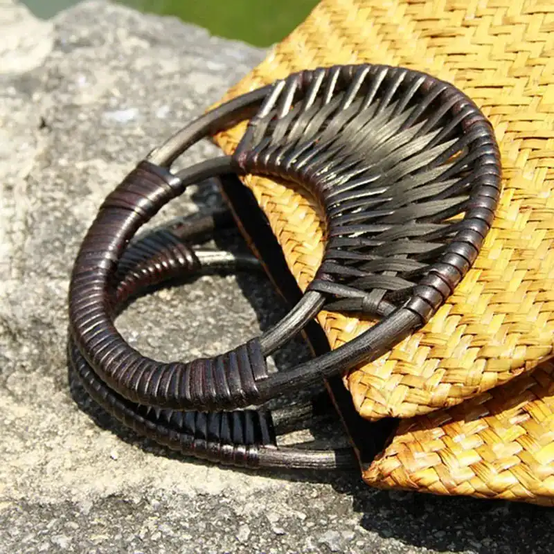 Halmväska med träringar, handvävd ryggsäck i naturmaterial.
