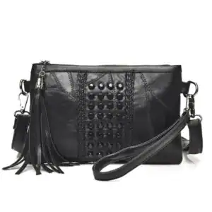 Svart handväska med nitar, studded detaljer och fransar.