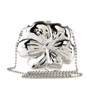 Silver handväska i blomsterform med kedjehandtag.