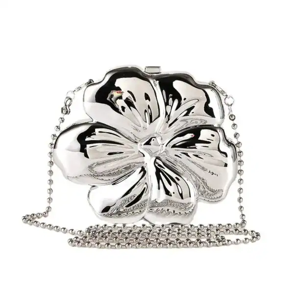 Silver handväska i blomsterform med kedjehandtag.